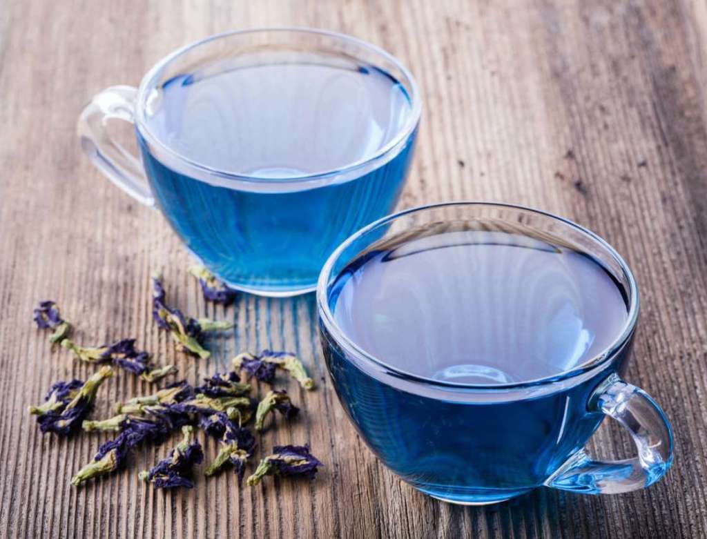 Butterfly Pea, un “amore” di fiore commestibile che dona il blu a tutto ciò che&nbsp;tocca!
